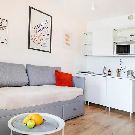 Sunny New-build Studio, Ac, Direct Tram To Center Apartman *