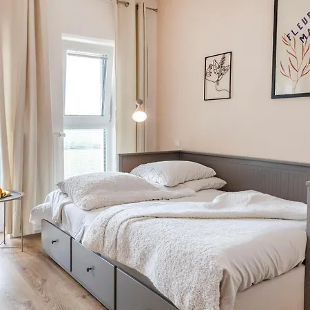 Sunny New-build Studio, Ac, Direct Tram To Center Apartman