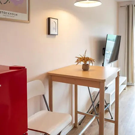 Sunny New-build Studio, Ac, Direct Tram To Center Apartman